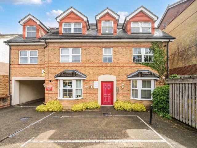 Flat for sale in Longlands, Greater London