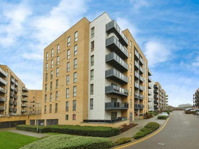 Flat for sale in Barking Riverside, Greater London