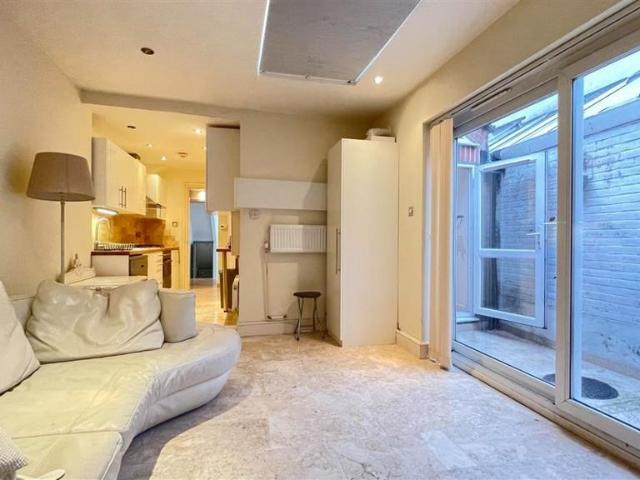 Flat for sale in West Hampstead, Greater London