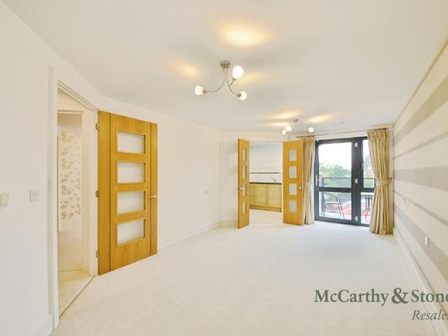 Flat for sale in Potters Bar, Hertsmere