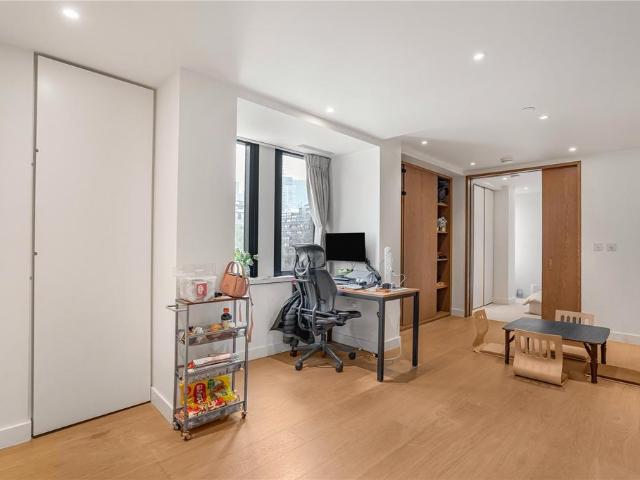 Flat for sale in West Smithfield, Lyons