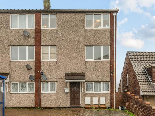Flat for sale in Kingswood