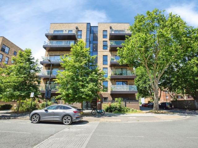Flat for sale in Old Kent Road, Greater London