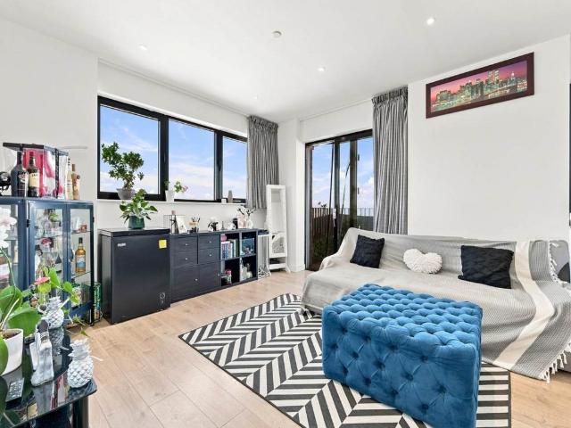 Flat for sale in Reach, Greater London