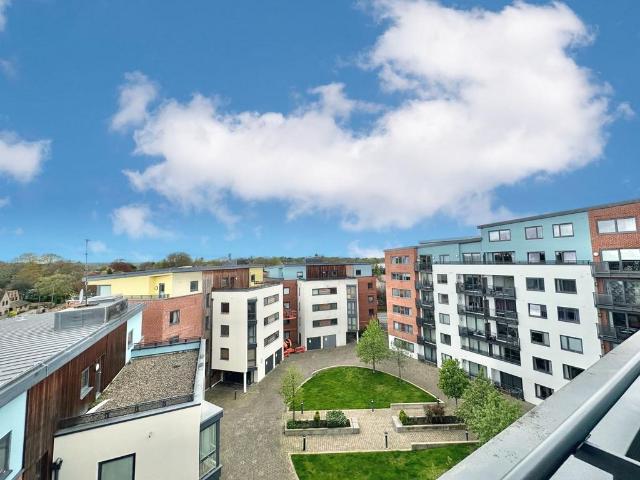 Flat for sale in Heol-las, Surrey