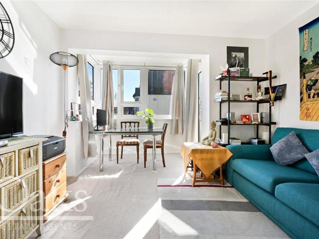 Flat for sale in Furzedown, Greater London
