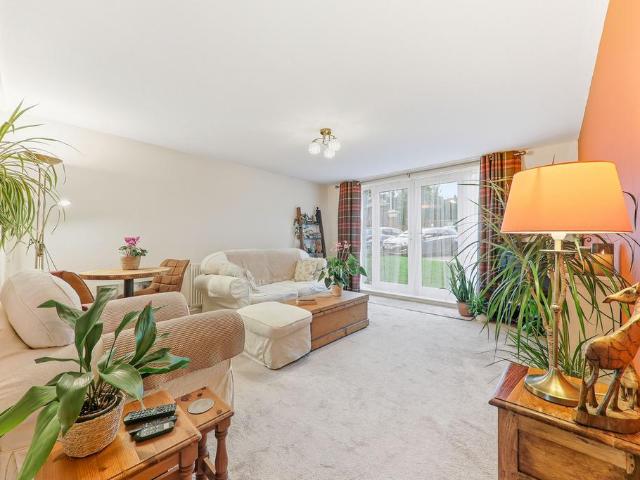 Flat for sale in Farsley, West Yorkshire