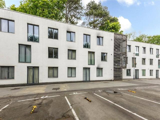 Flat for sale in Hillview, Surrey