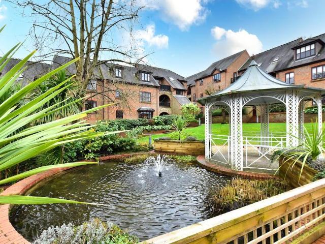 Flat for sale in Chepping Wycombe, Loudwater