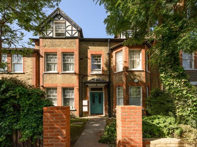 Flat for sale in London Borough of Merton, Merton Park