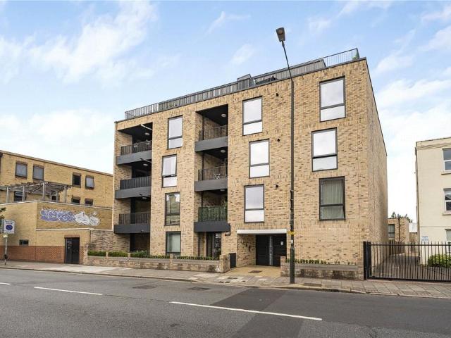 Flat for sale in London Borough of Merton, South Wimbledon