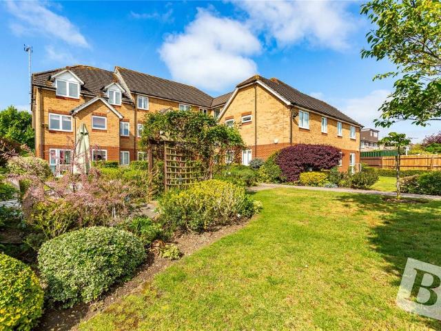 Flat for sale in Gidea Park, Greater London