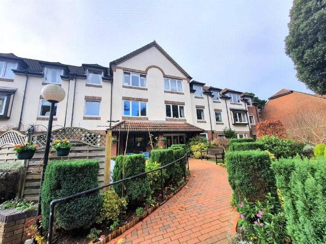 Flat for sale in Queens Park, Bournemouth