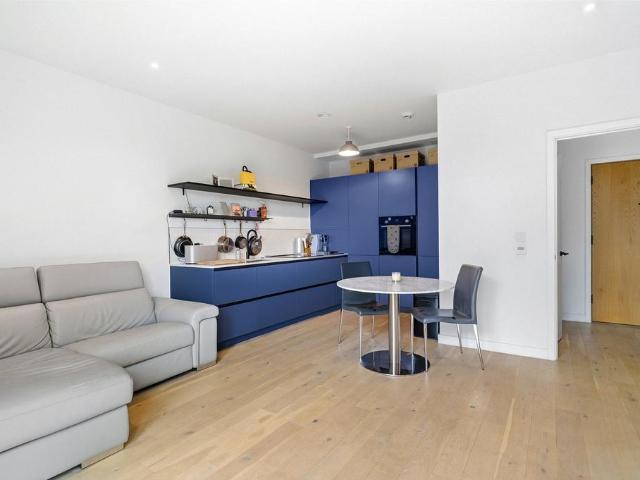 Flat for sale in Balham, Greater London
