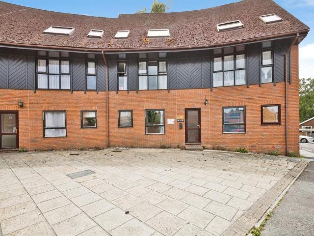 Flat for sale in Yeovil, Somerset