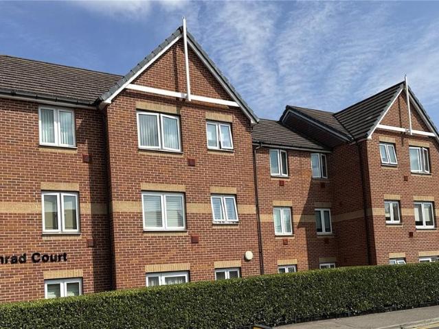 Flat for sale in Stanford-le-hope, Essex