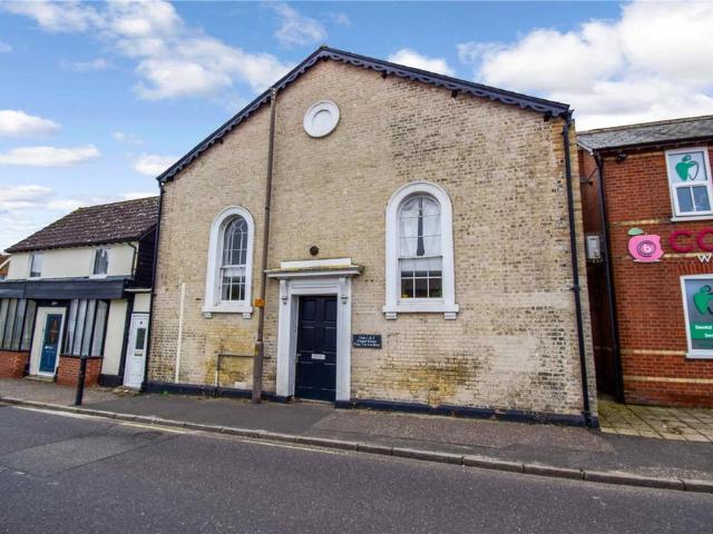 Flat for sale in Chipping Hill, Essex