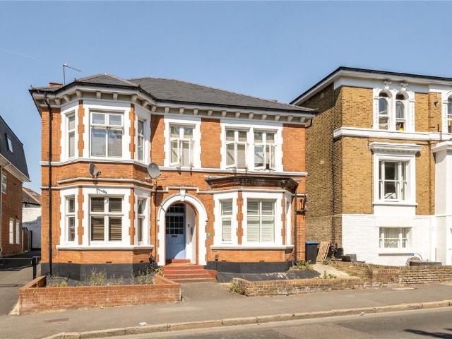 Flat for sale in Surbiton, Greater London