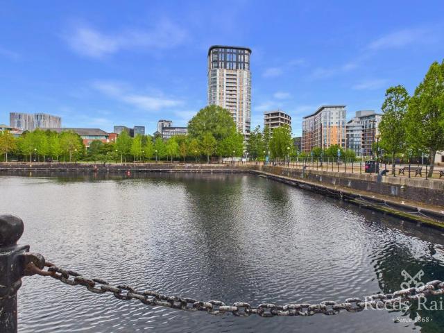 Flat for sale in Salford Quays, Salford
