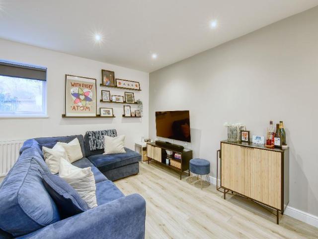 Flat for sale in London Borough of Merton, Merton Park