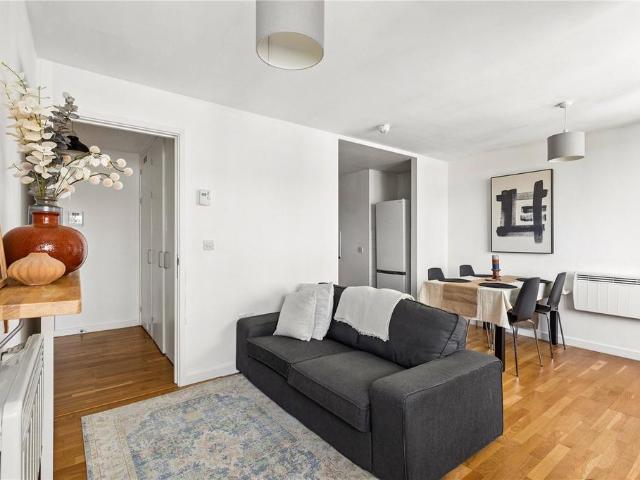 Flat for sale in Highbury, Greater London
