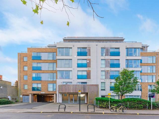 Flat for sale in Hammersmith, Greater London