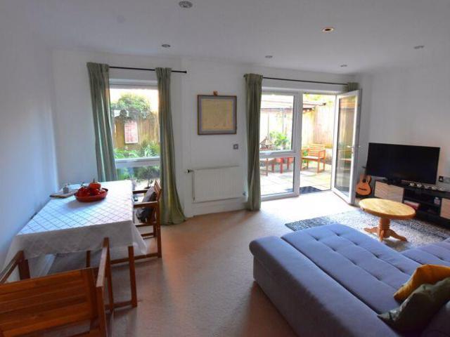 Flat for sale in Lane, Greater London