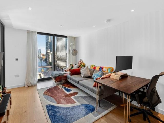 Flat for sale in Canary Wharf, Greater London