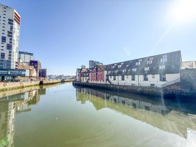 Flat for sale in Key Street, Suffolk