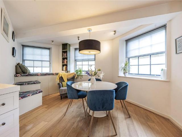 Flat for sale in Roehampton, Greater London