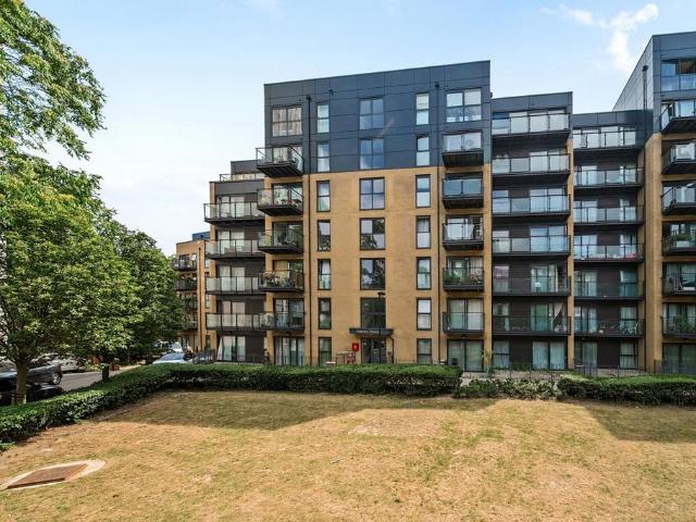 Flat for sale in Kennington, Greater London