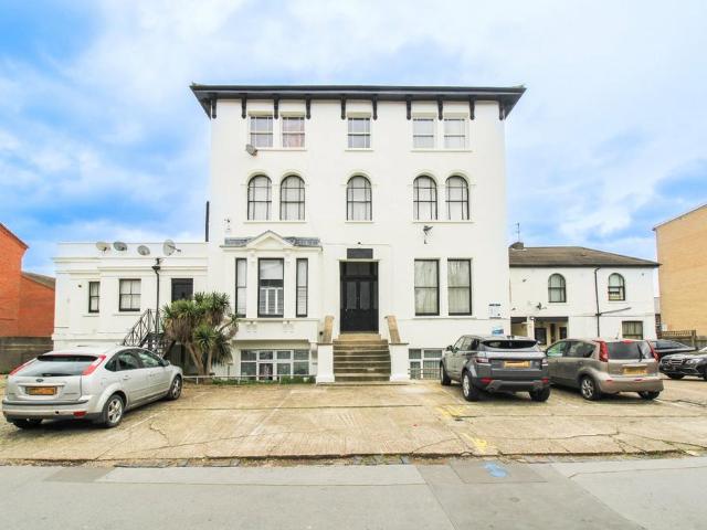 Flat for sale in London Borough of Croydon, Addiscombe