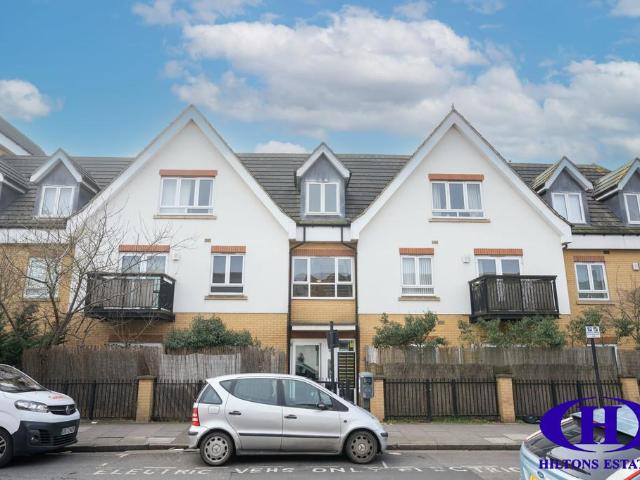 Flat for sale in London Borough of Ealing, Greater London