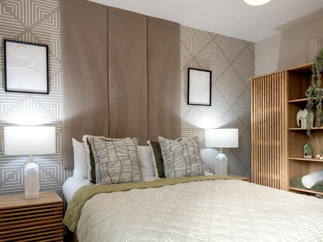 Flat for sale in Queen's Park, Greater London
