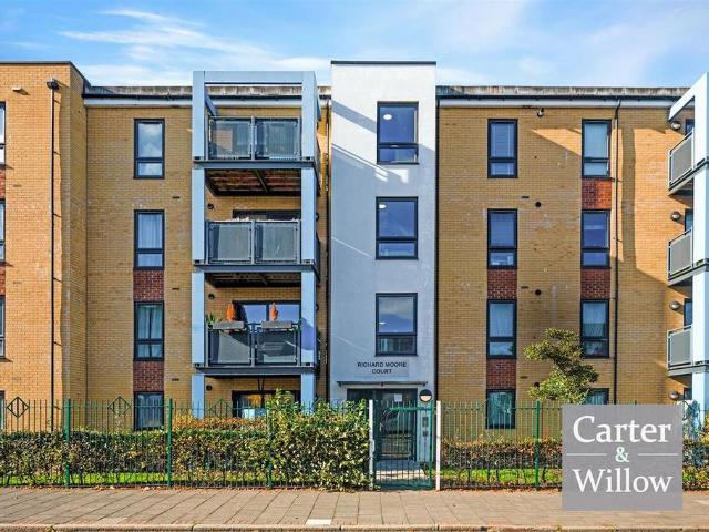 Flat for sale in Dagenham, Greater London