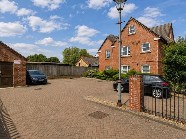 Flat for sale in Two Waters, Pouchen End
