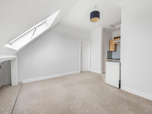 Flat for sale in London Borough of Croydon, Waddon