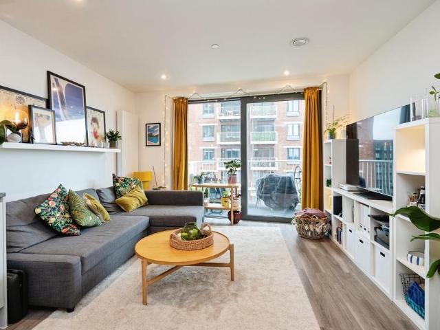 Flat for sale in Bromley-by-Bow, Bow