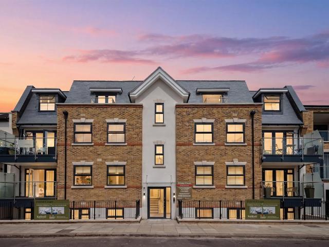 Flat for sale in London Borough of Ealing, Greater London