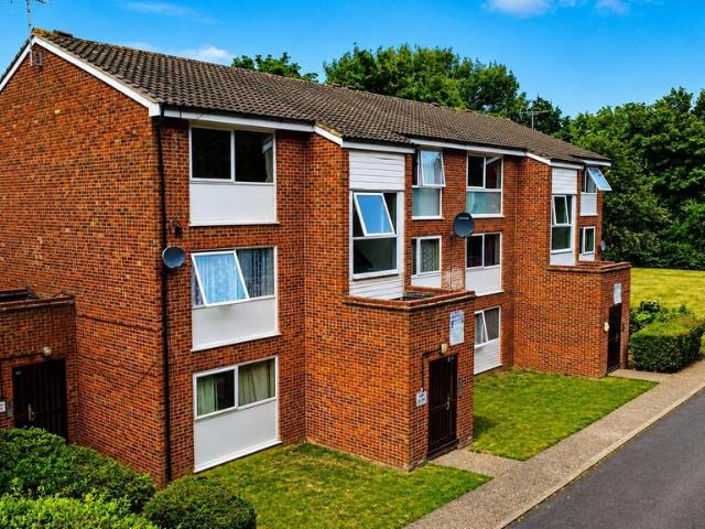 Flat for sale in Woodhall Farm, Pouchen End