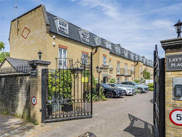 Flat for sale in Kew, Greater London