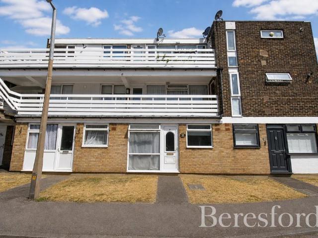 Flat for sale in South Ockendon, Essex