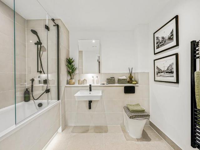 Flat for sale in London Borough of Richmond upon Thames, Greater London