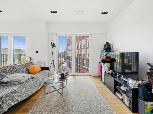 Flat for sale in Vauxhall, Greater London