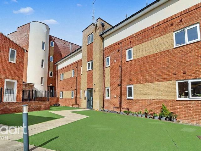 Flat for sale in Spring Park, Luton