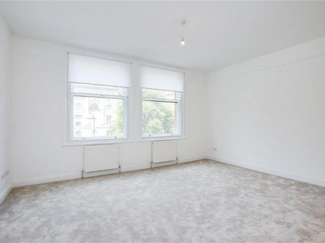 Flat for sale in Kensington, Greater London