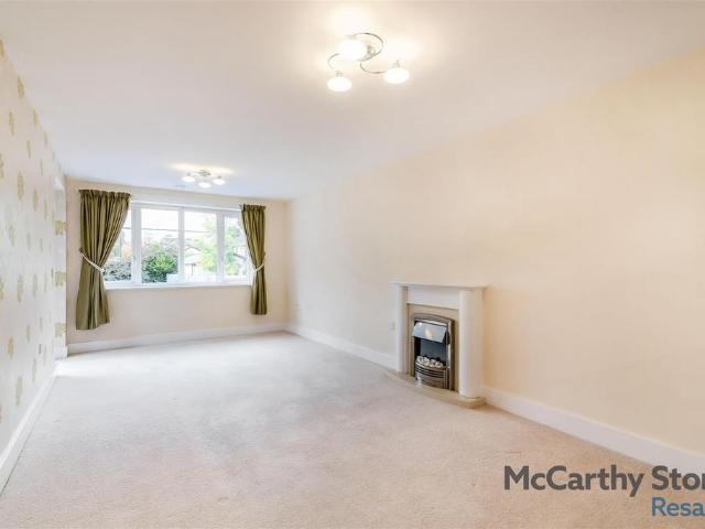 Flat for sale in London Borough of Croydon, Sanderstead