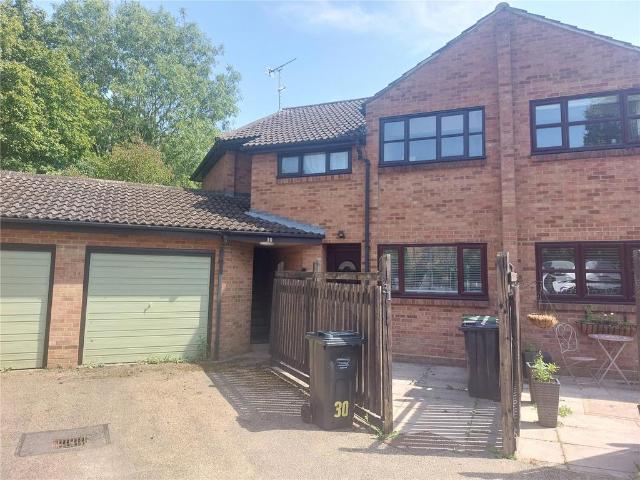 Flat for sale in Laindon, Essex