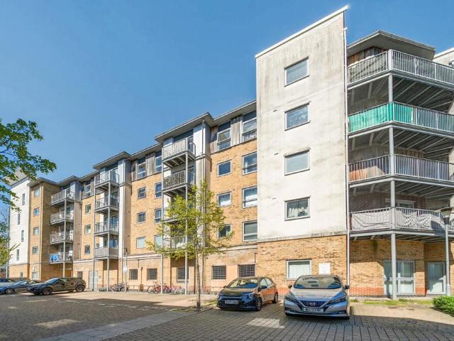 Flat for sale in Farnborough, Hampshire