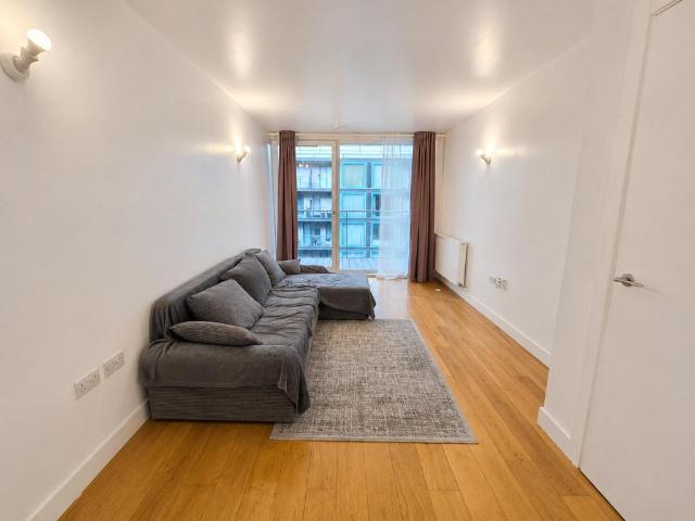 Flat for sale in Hayes, Greater London